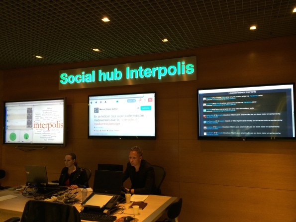 De social hub bij Interpolis met links het interactieve touchscreen