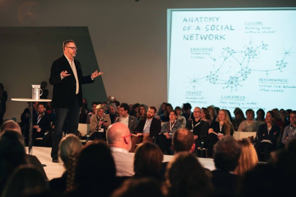 Dave Gray tijdens zijn keynote (foto: Entopic)