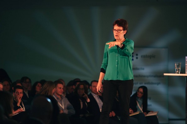 Jane McConnell tijdens haar keynote (foto: Entopic)