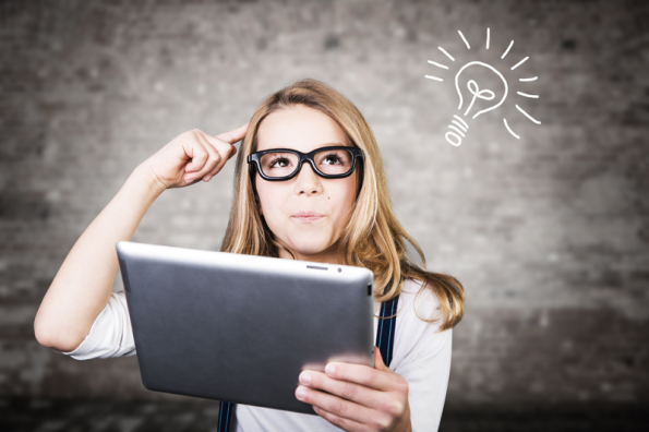 meisje-tablet-lampje-fotolia