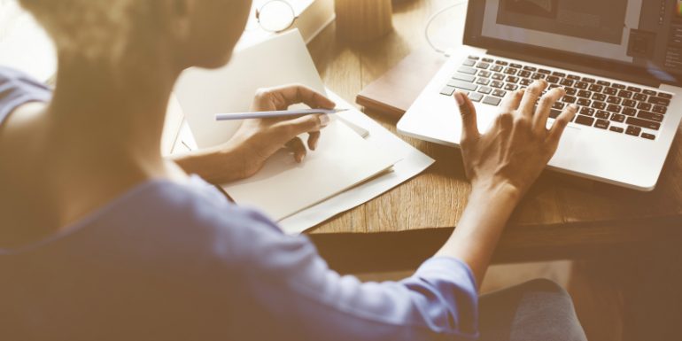 Contentstrategie maken achter laptop
