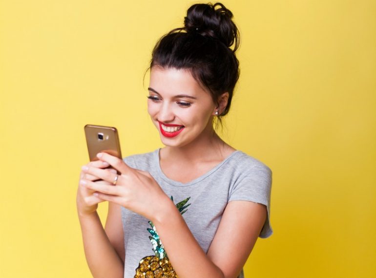 meisje met telefoon