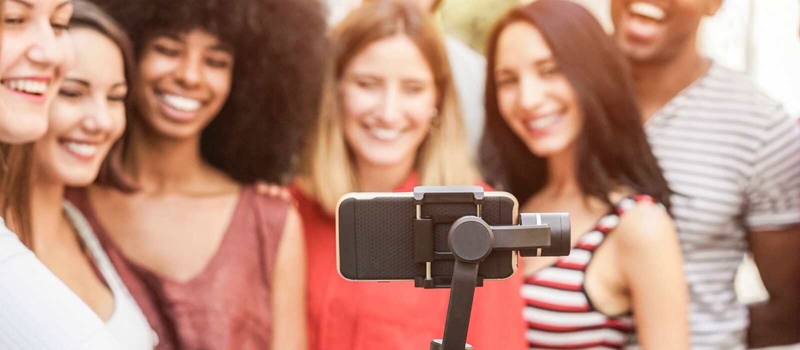 Social advertising-trends: shopping ads, influencers, IGTV & AI