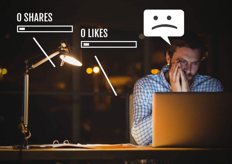 Man kijkt sip naar computer, omdat hij 0 shares en likes heeft. 