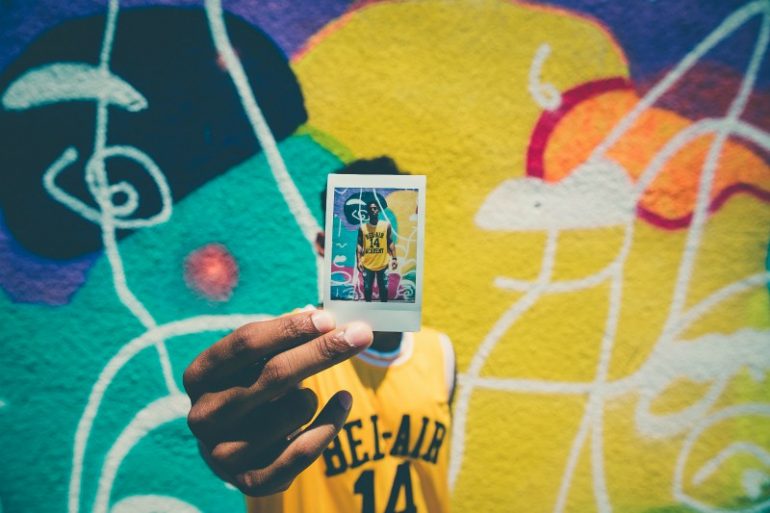Een afbeelding van een influencer, een van de socialmedia-trends.