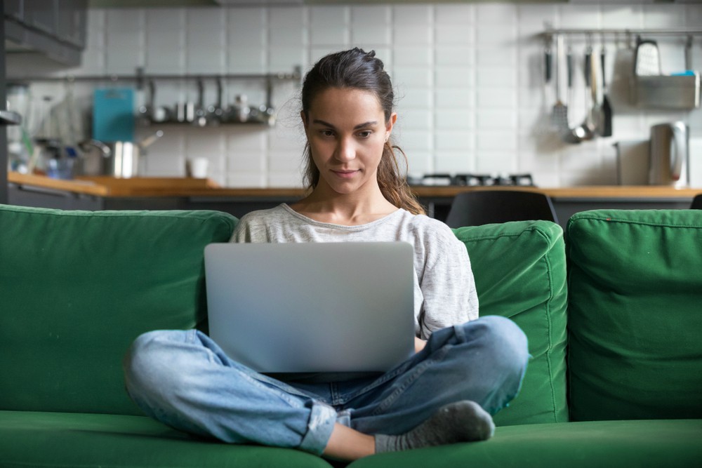 Iemand die bij een online event aanwezig is.