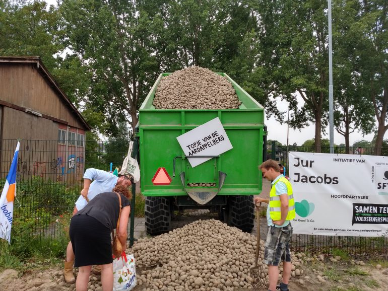 Aardappelen bij de boer halen.