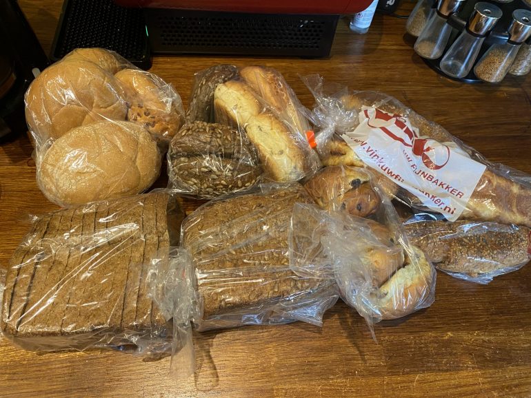 Brood en bolletjes van de bakker.