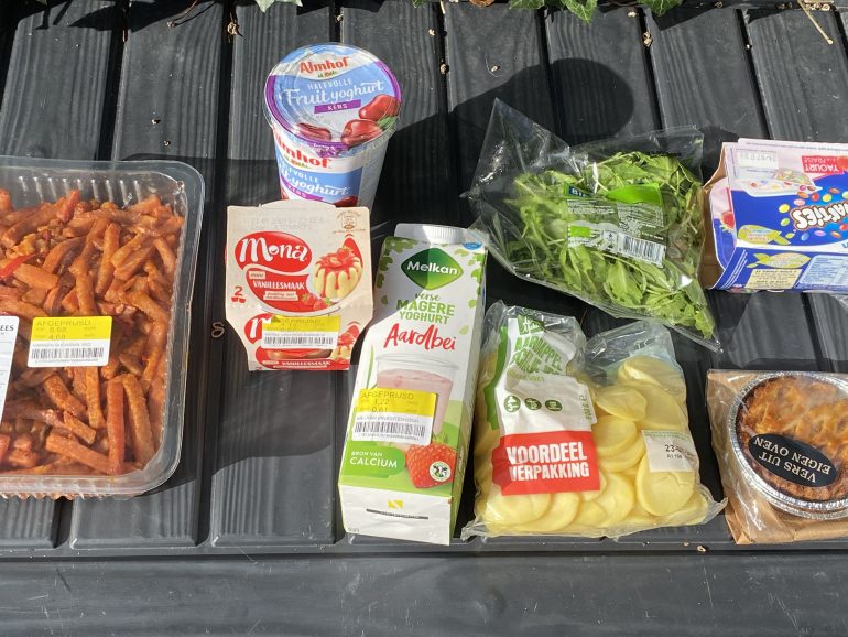 Inhoud van de Magic Bag, waaronder vlees, pudding, yoghurt en aardappelschijfjes. 