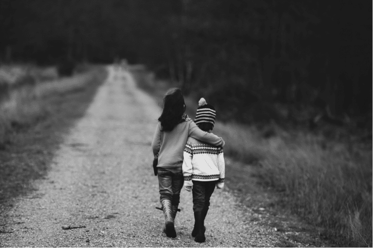 Emotionele content, twee kinderen lopen samen over een pad
