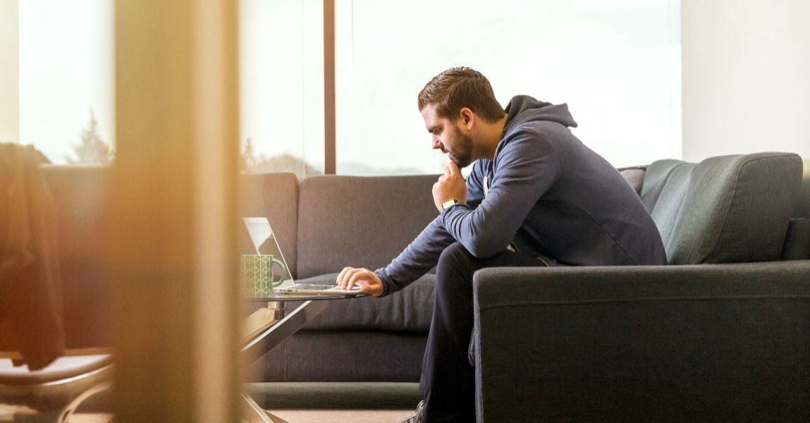 Iemand die een blog leest via SEO.