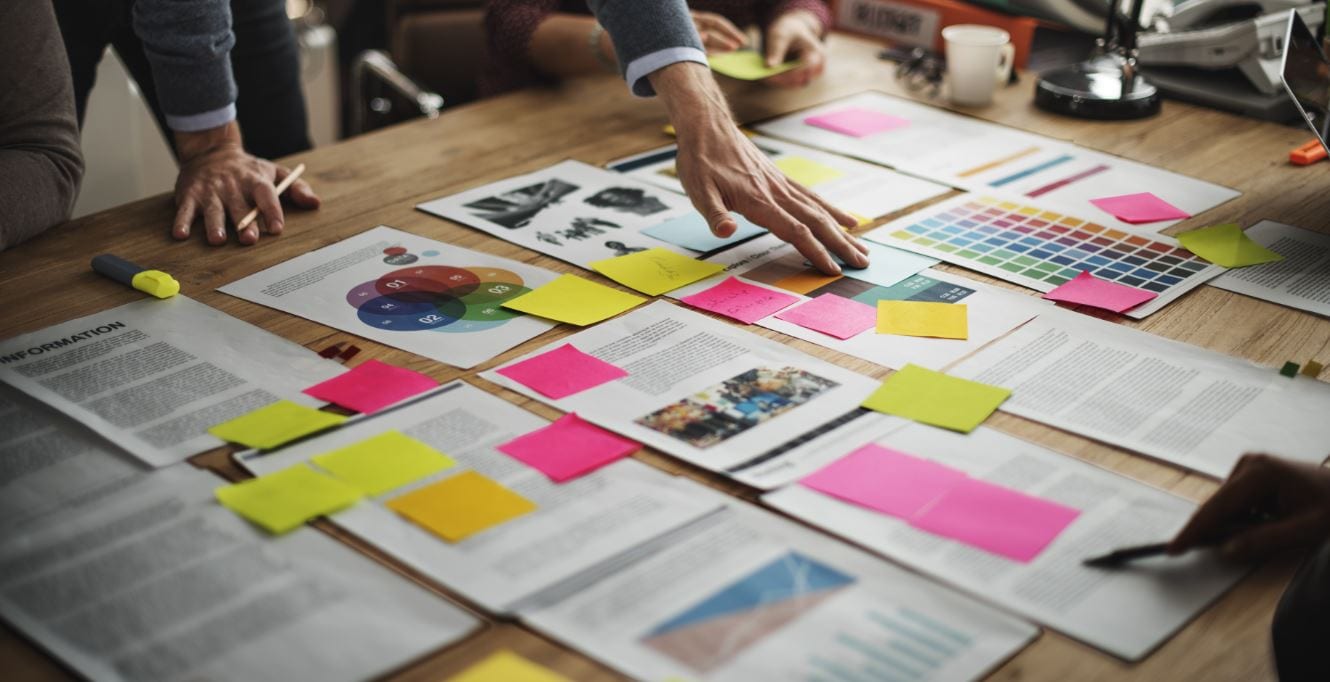 Een business designer aan het werk.
