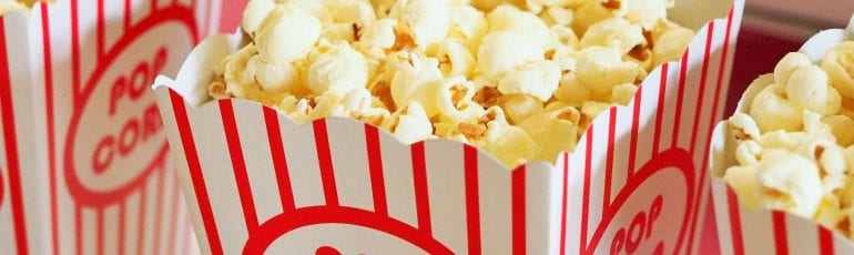 Rood wit gestreepte bakken gevuld met popcorn