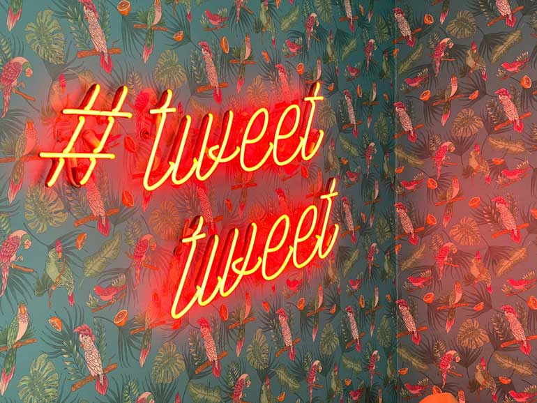 Tweet op een muur.