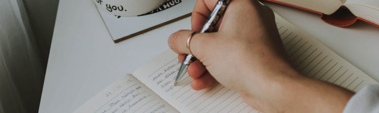 Handgeschreven persoonlijke tekst hand met pen