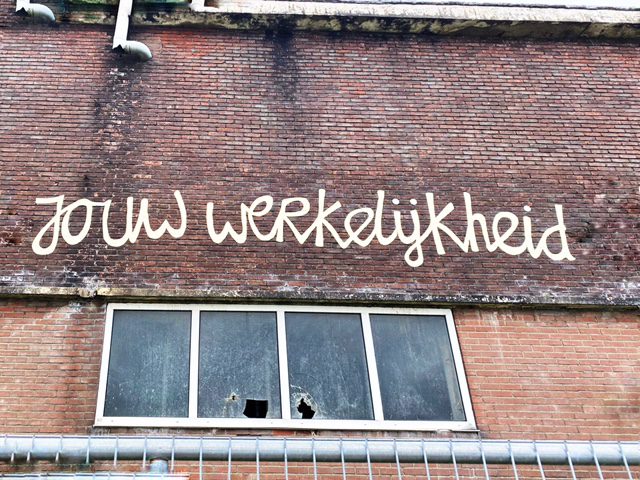 Muur met de tekst 'jouw werkelijkheid'.