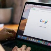 Iemand achter de computer kijkt naar een Chrome-extensie.