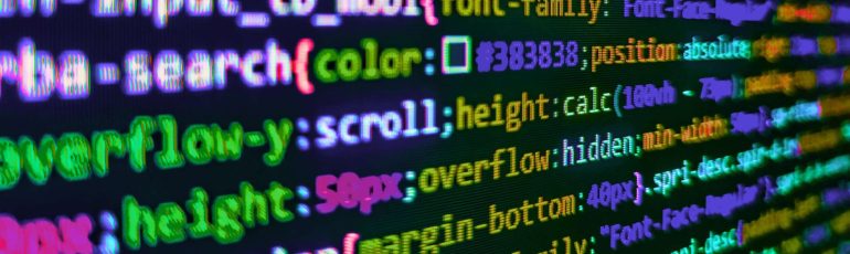Gekleurde HTML-code ter illustratie van coderen voor toegankelijkheid van je webshop