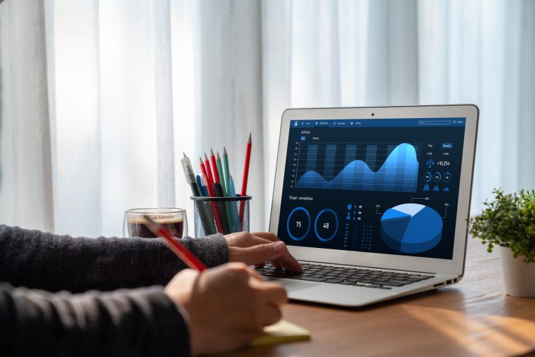 Computer met een data programma op het scherm