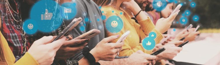 Gen Z jongeren zitten op een rij met hun smartphones in hun hand