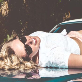 15 podcast-tips: luister jezelf de zomer door