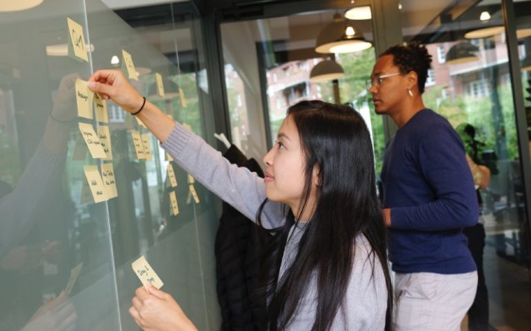 Post-its opplakken tijdens een meeting over leren in je werk