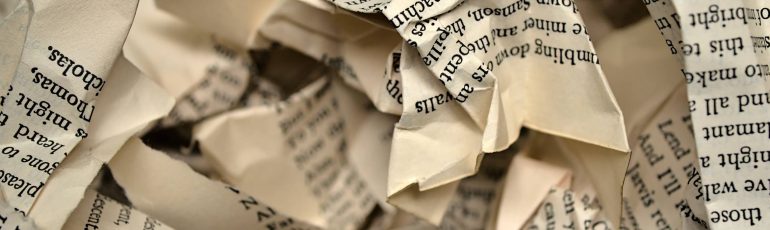 Proppen papier met tekst ter illustratie van clichés op je website