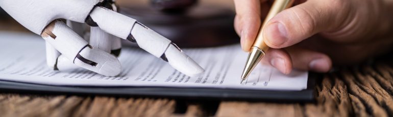 Robothand assisteert persoon bij schrijven ter illustratie van ChatGPT als stagiair (1)