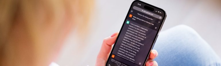 Vrouw op telefoon.