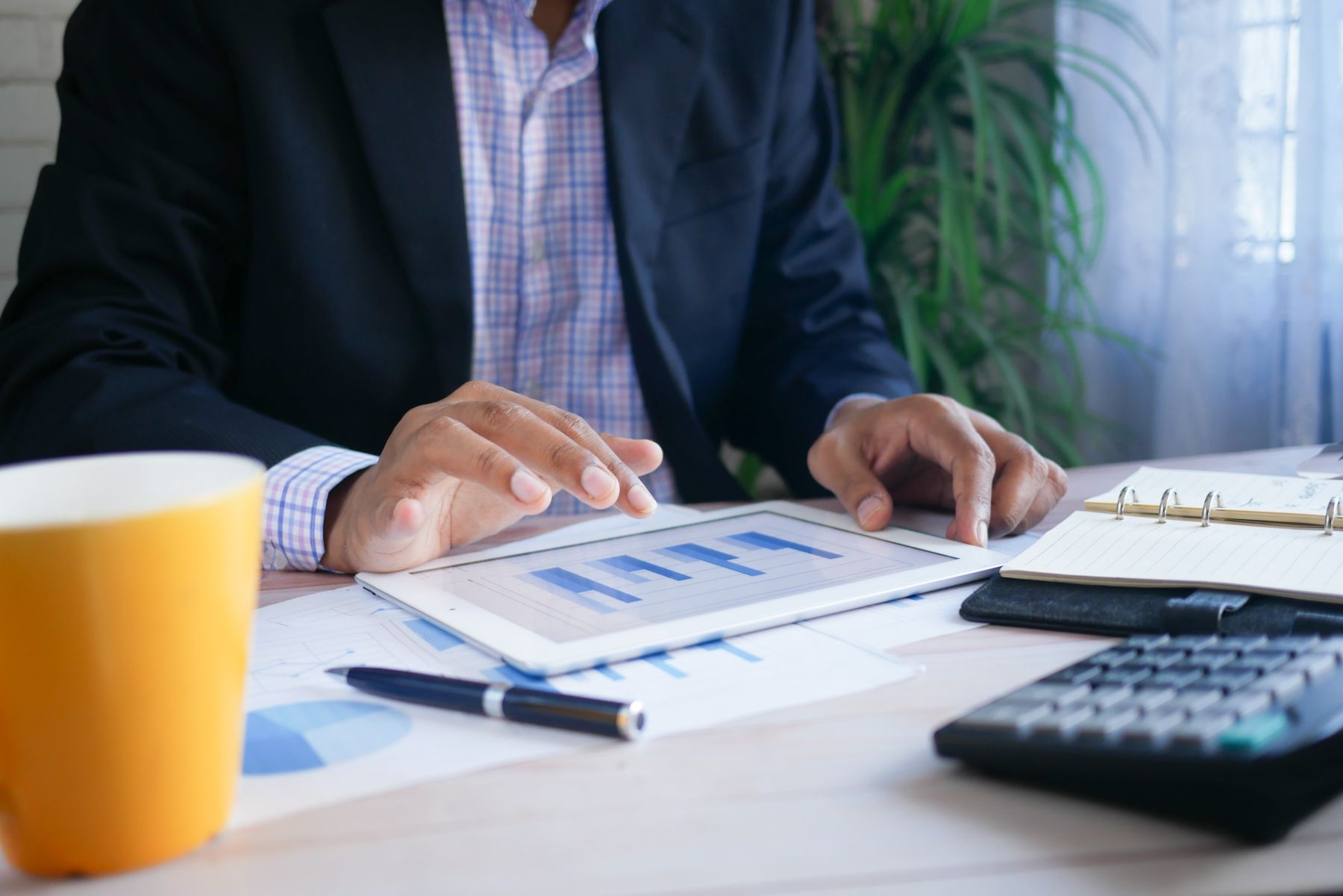 Iemand die een CRM-systeem implementeert.
