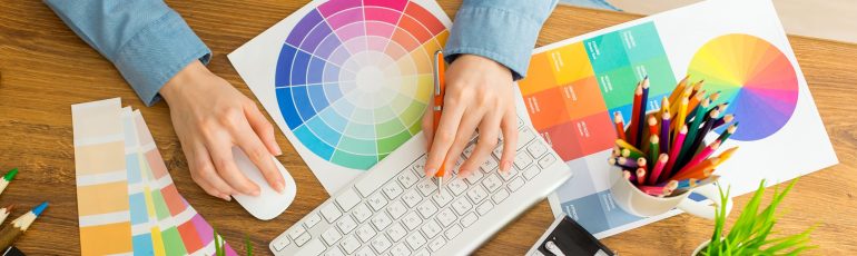 Bureau met kleurstalen en toetsenbord ter illustratie van een logo make over bron shutterstock