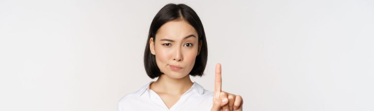 Vrouw maakt stopgebaar ter illustratie van stoppen met LinkedIn clichés. Bron: Mix and Match Studio / Shutterstock.com