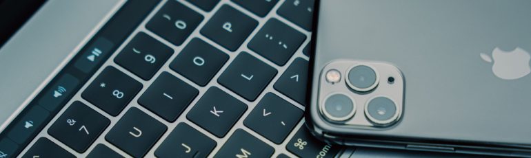 Toetsenbord van computer met telefoon erop