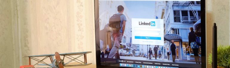 LinkedIn op laptopscherm - Bron_ BongkarnGraphic _ Shutterstock.com