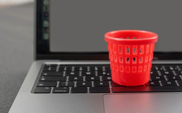 Prullenbak op laptop ter illustratie van cloud opruimen om sneller te werken