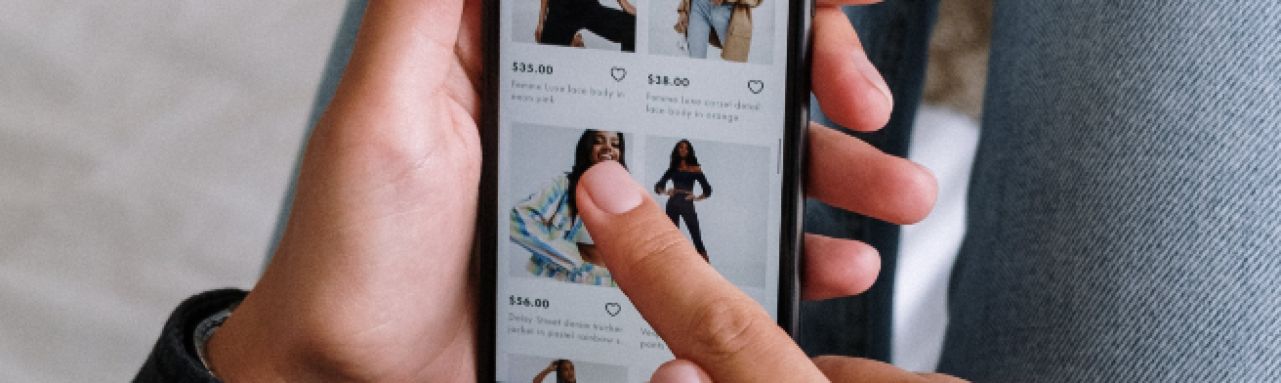 Persoon die op een webshop scrolt op telefoon
