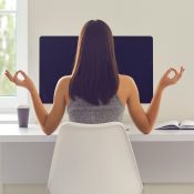 Vrouw die zonder stress aan het werk is achter computer bron shutterstock