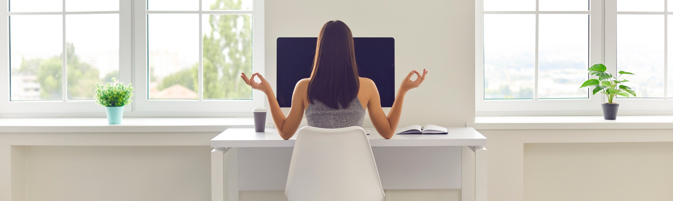 Vrouw die zonder stress aan het werk is achter computer bron shutterstock