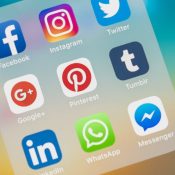 Telefoon met 9 social media apps in beeld