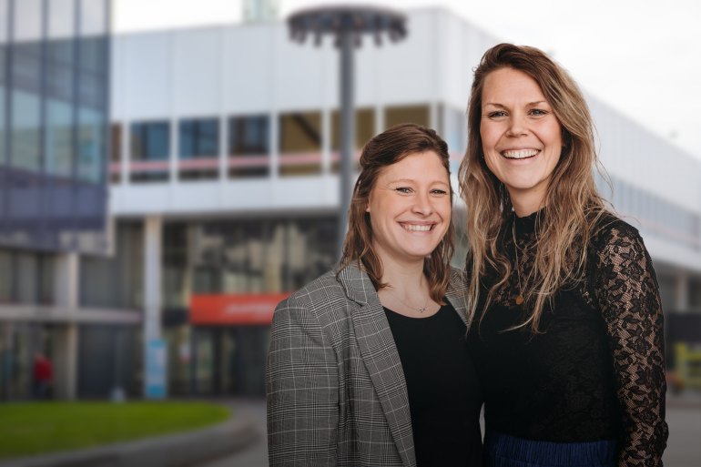 Foto van Congrescoaches Lieke en Fleur voor de Jaarbeurs