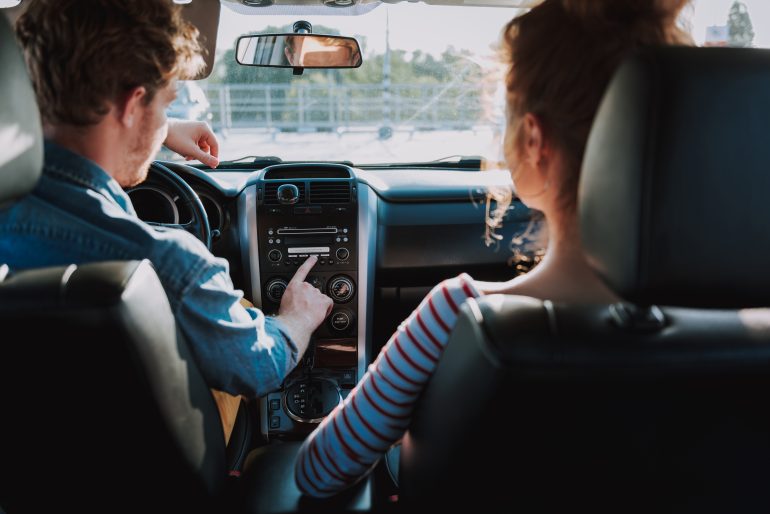 Naar de radio luisteren in de auto