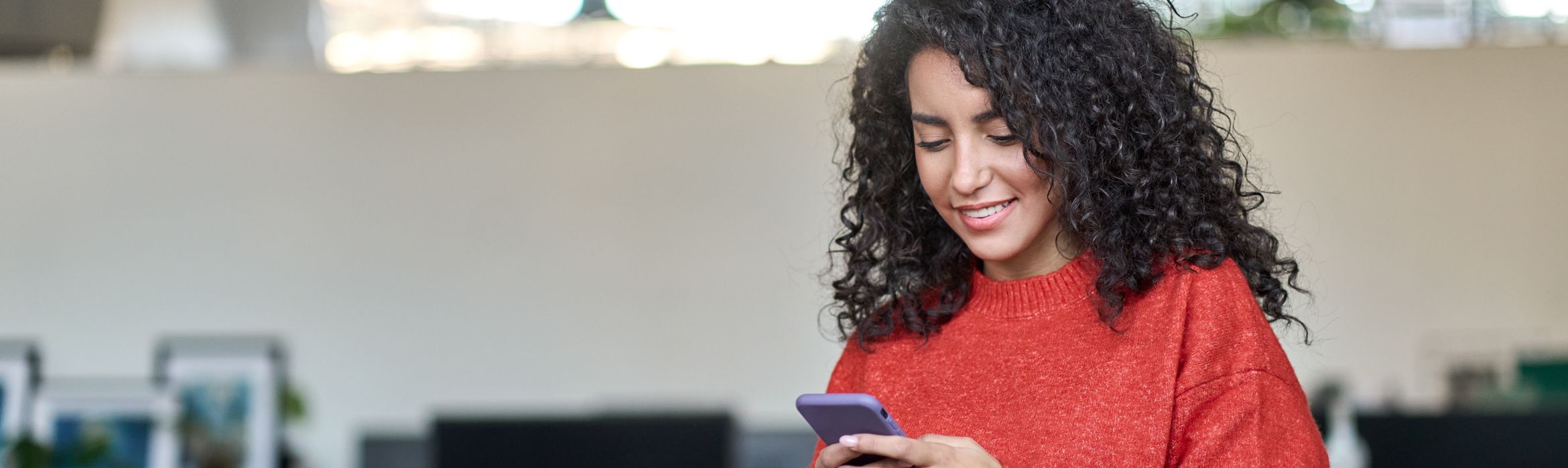 Student kijkt op smartphone