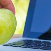 Groene appel op laptop ter illustratie van gezond tech-gebruik