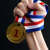 Nummer 1 positie op search medaille in hand.