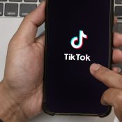 Persoon heeft TikTok op telefoon vast