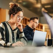 Mensen werken op laptops