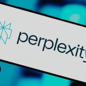 Perplexity logo op mobiele telefoon.