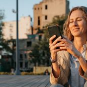 Vrouw in de zomer op haar telefoon