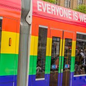 Tram GVB regenboog bron: aminkorea / Shutterstock.com