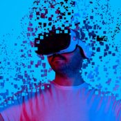 Man met VR-bril en technologieën